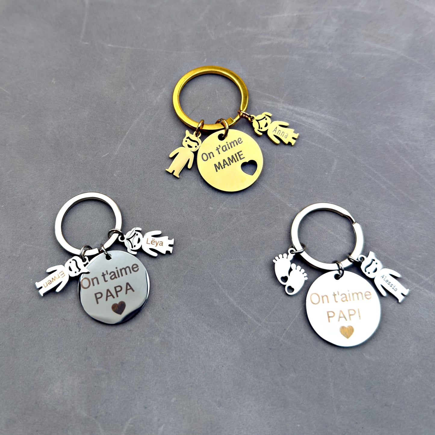 Porte-clés en inox argenté ou doré, avec breloques enfants gravées au prénom. Cadeau unique pour papa, maman ou grand-parent