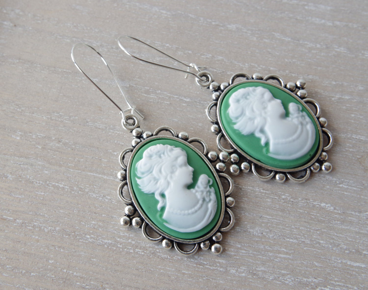 Boucles d’Oreilles Camée en Vert – Élégance Vintage et Silhouette de Dame Ivoire