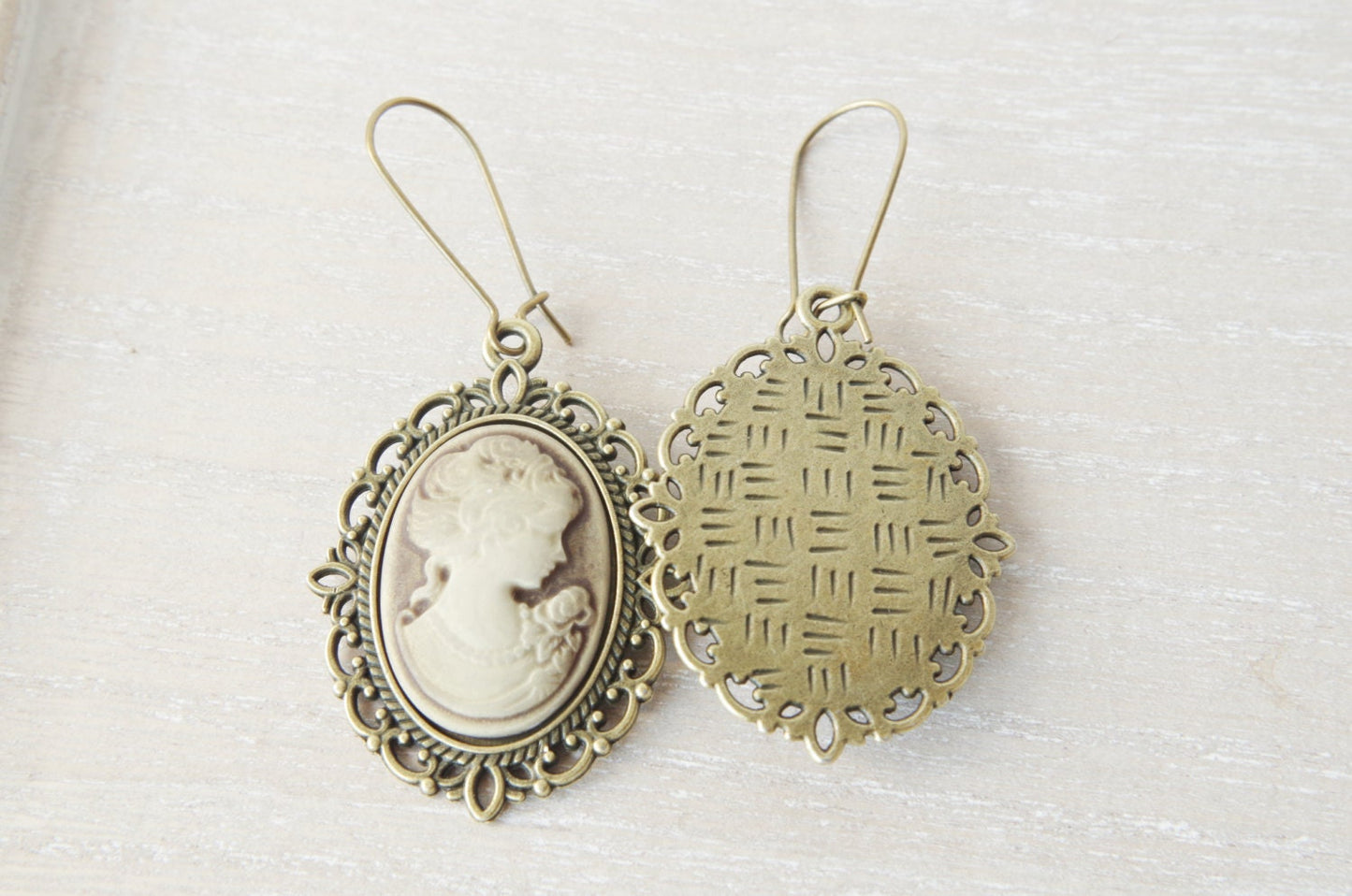 Boucles d’Oreilles Camée Bronze Inspirées de l’Époque Victorienne