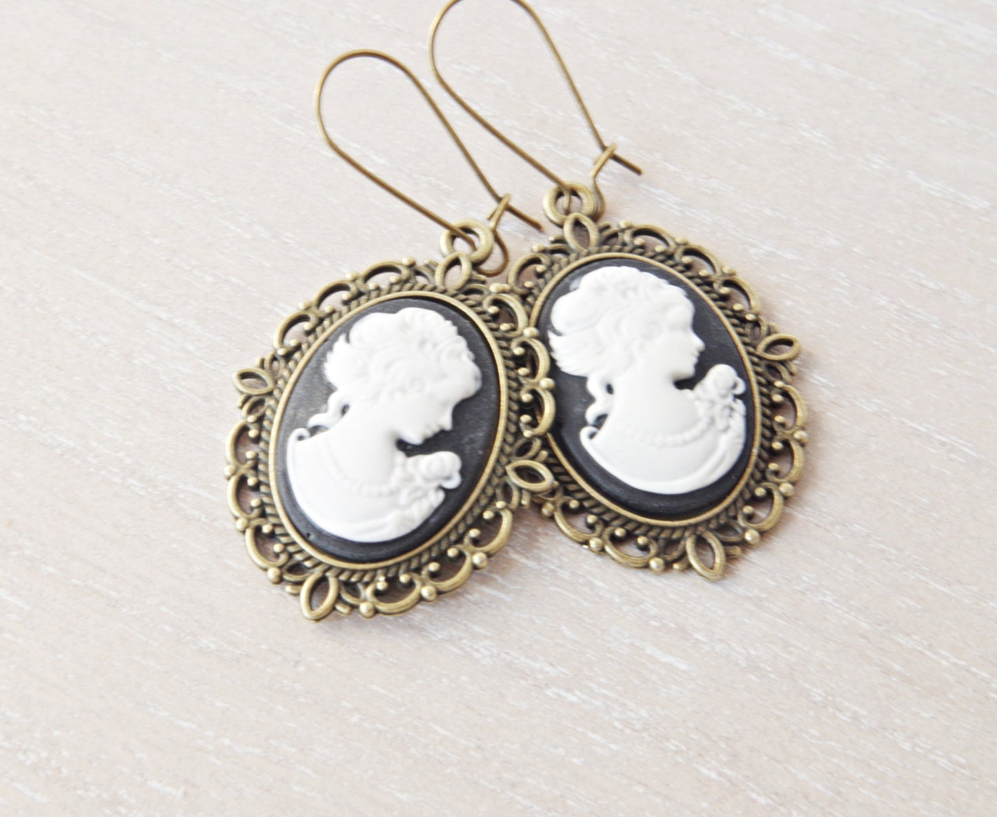 Boucles d’oreilles camée noires et blanc vintage – Crochet style ancien