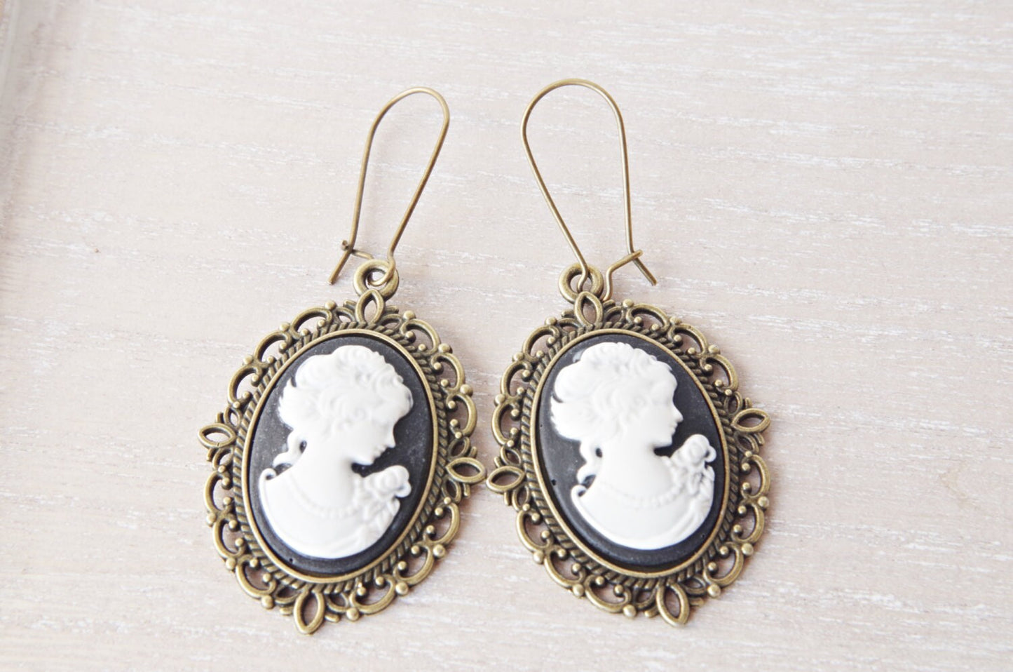 Boucles d’oreilles camée noires et blanc vintage – Crochet style ancien