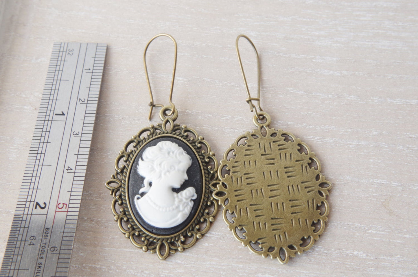 Boucles d’oreilles camée noires et blanc vintage – Crochet style ancien