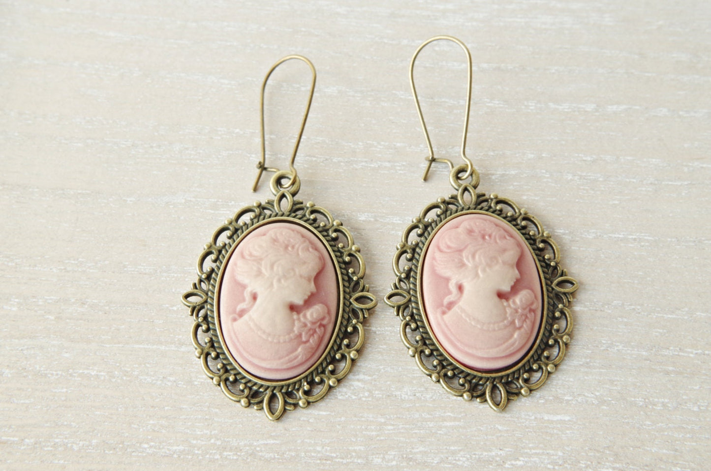 Boucles d’oreilles portrait femme vintage en bronze