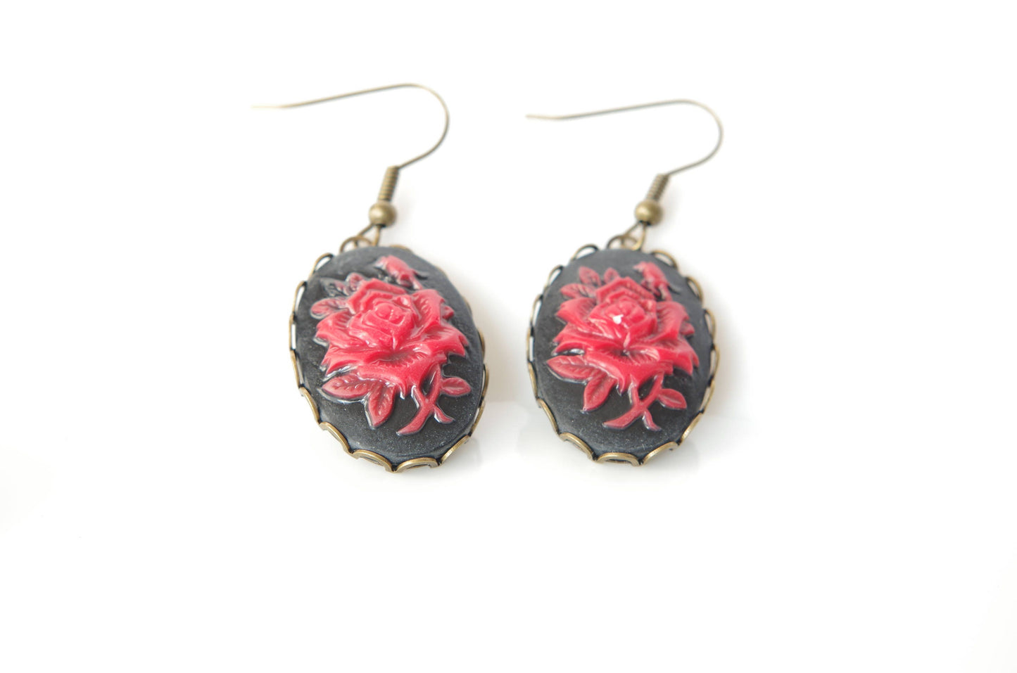 Boucles d’oreilles camée gothique – Rose rouge sur fond noir avec monture bronze