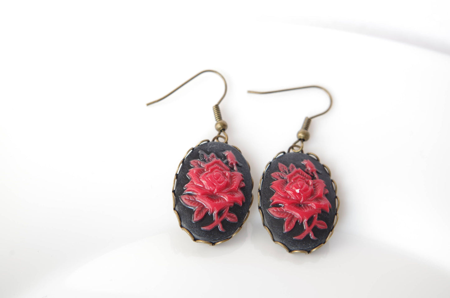 Boucles d’oreilles camée gothique – Rose rouge sur fond noir avec monture bronze