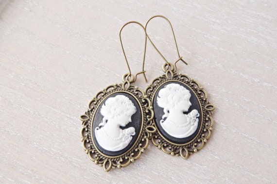Boucles d’oreilles camée noires et blanc vintage – Crochet style ancien