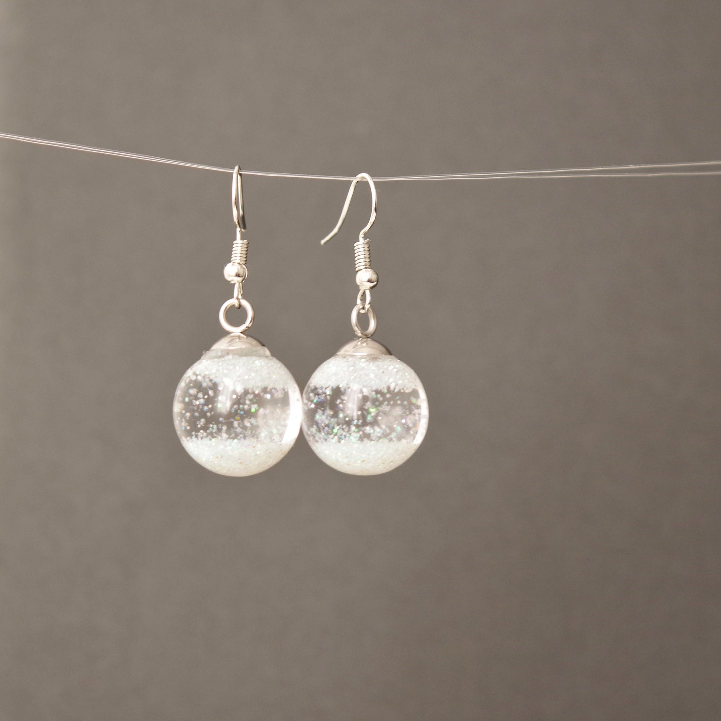 Flocons Envolés – Boucles d’Oreilles Globe en Verre Hivernales