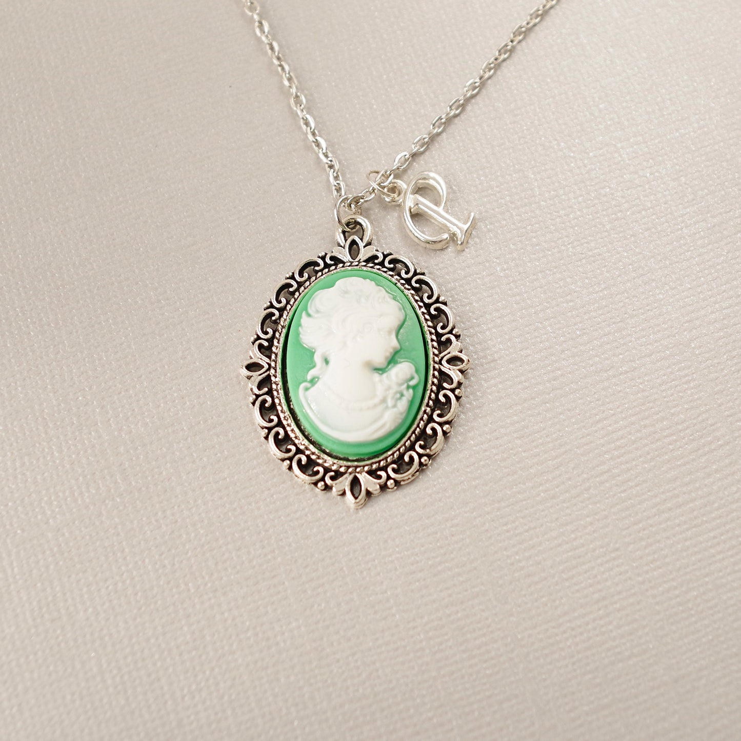Bague camée dame victorienne – Bijou vintage vert et blanc, monture bronze réglable