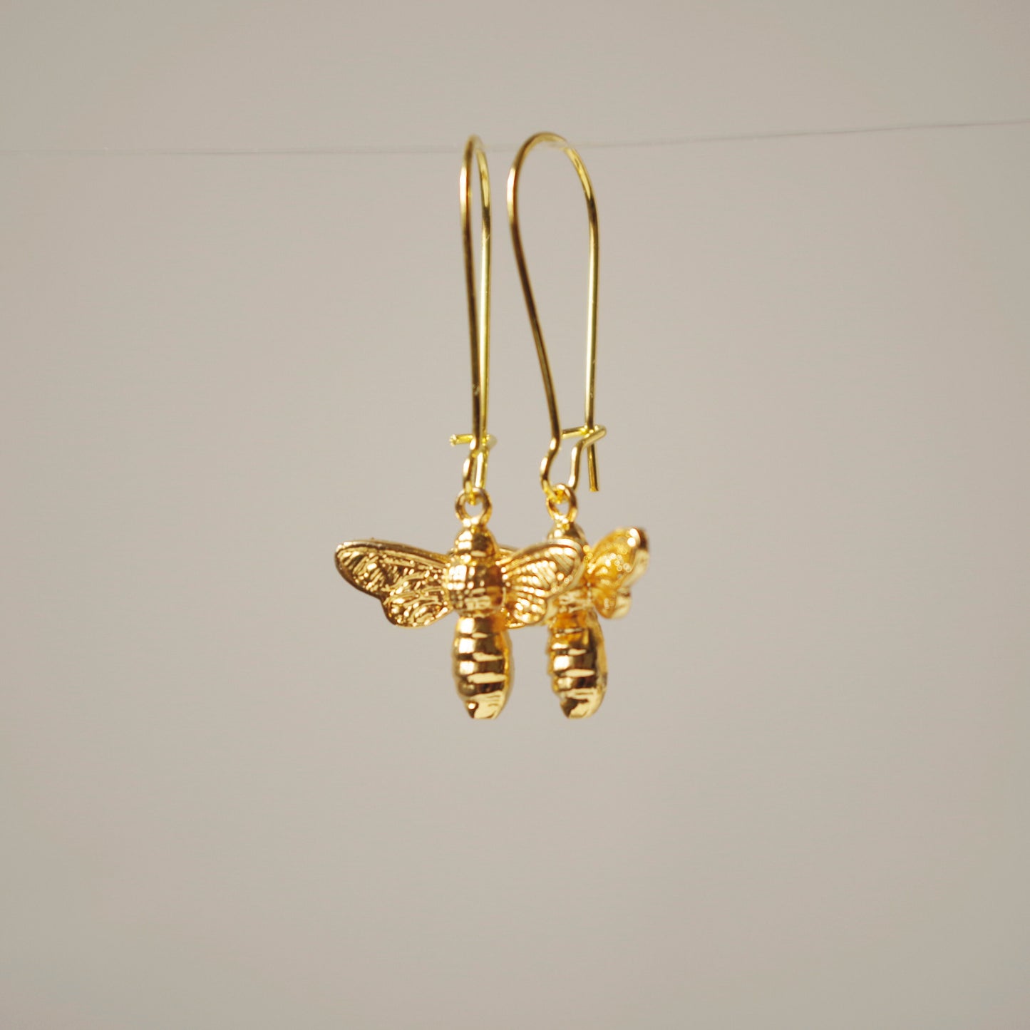 Boucles d'oreilles d'abeilles d'or, bijoux d'insectes, boucles d'oreilles pendantes d'abeilles mellifères, cadeau de Noël pour femmes