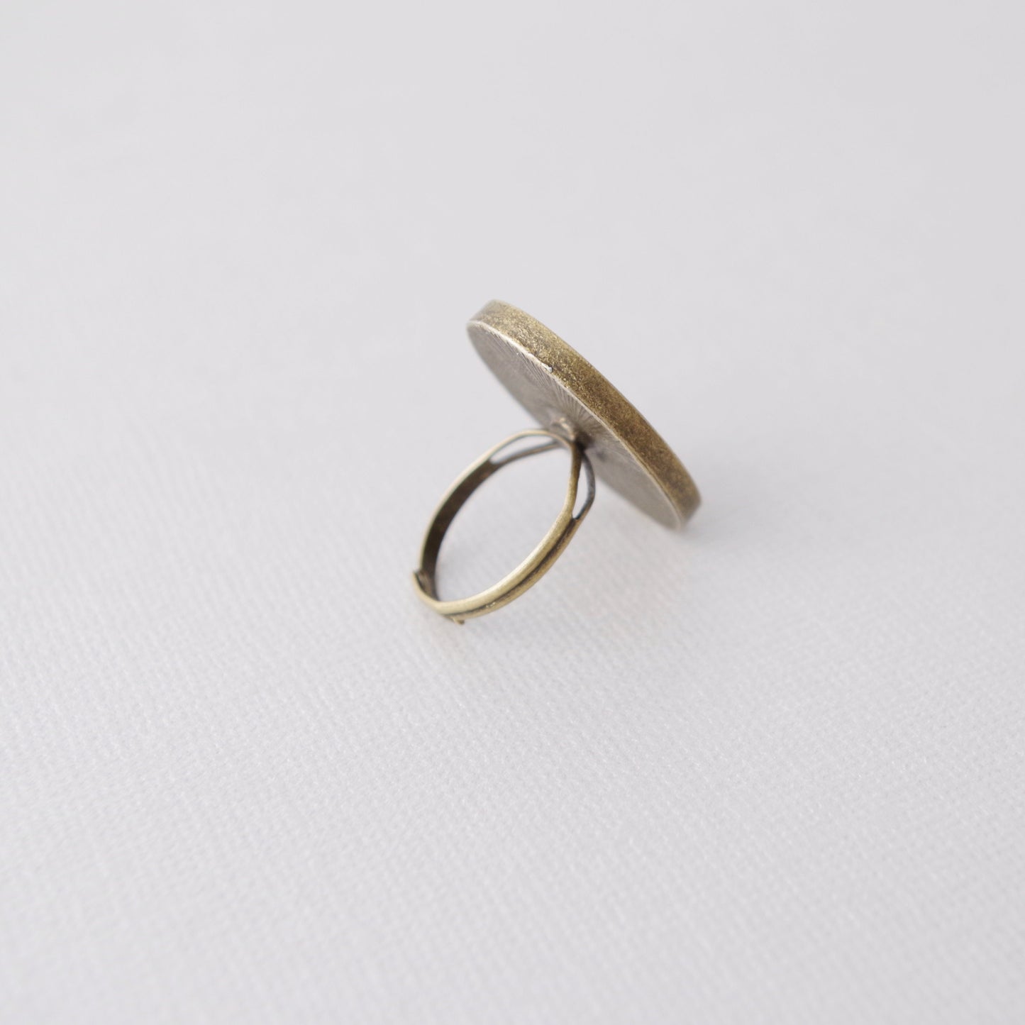 Bague camée dame victorienne – Bijou vintage vert et blanc, monture bronze réglable