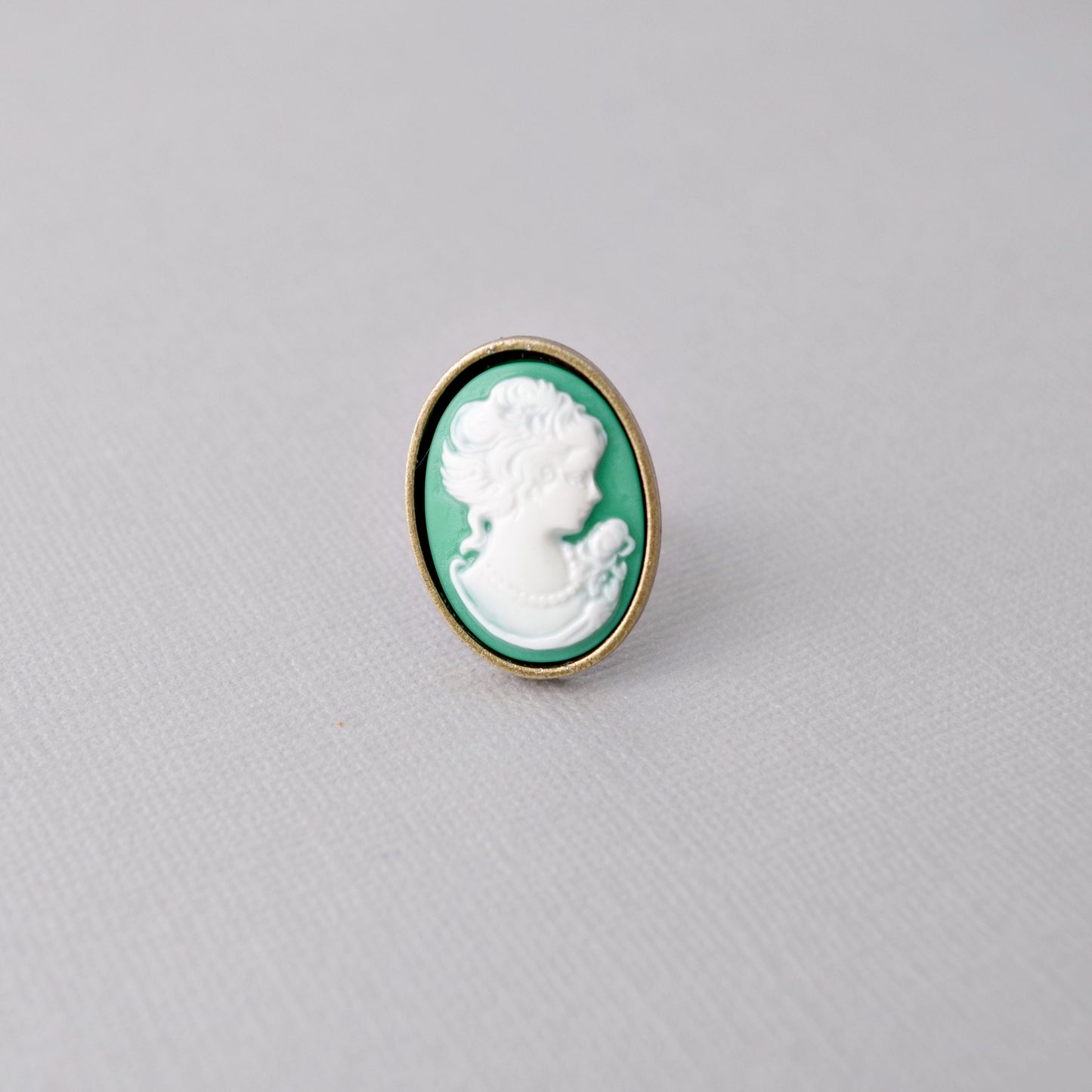 Bague camée dame victorienne – Bijou vintage vert et blanc, monture bronze réglable