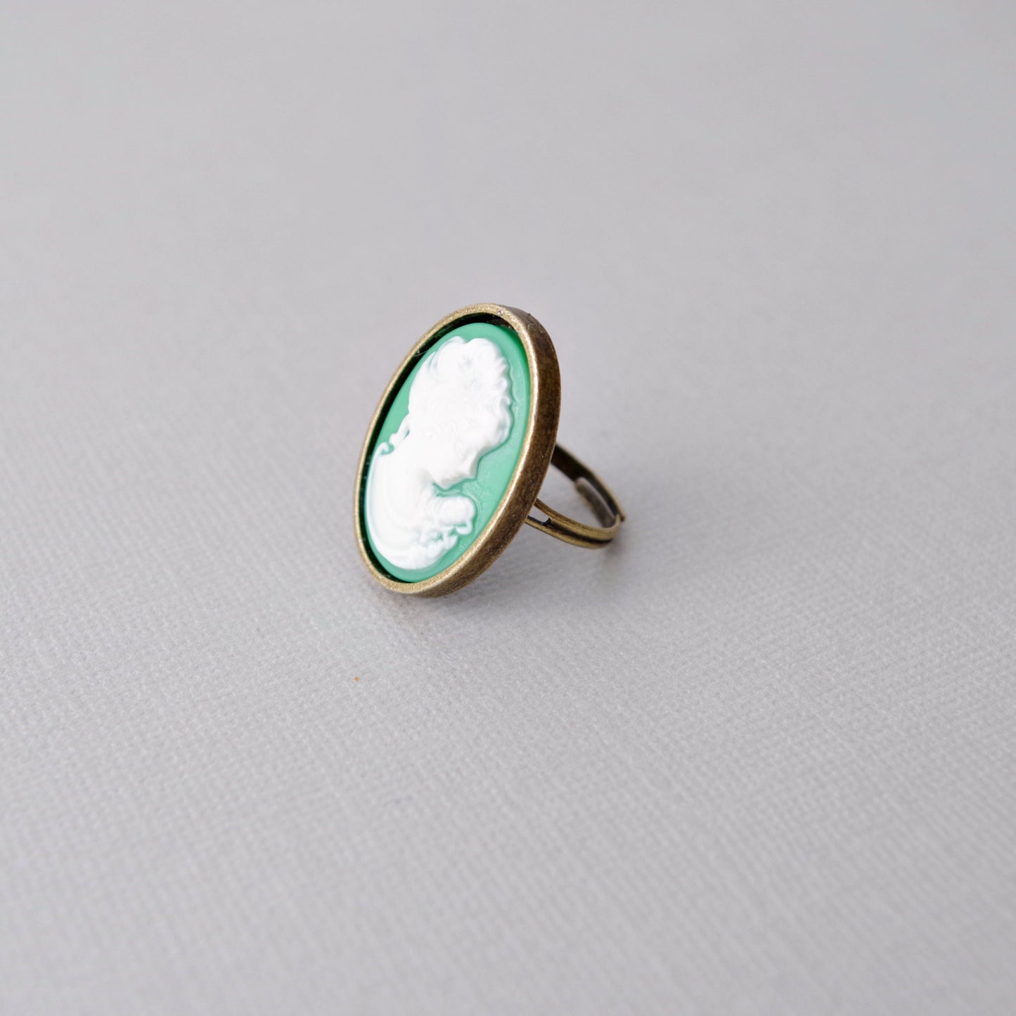 Bague camée dame victorienne – Bijou vintage vert et blanc, monture bronze réglable