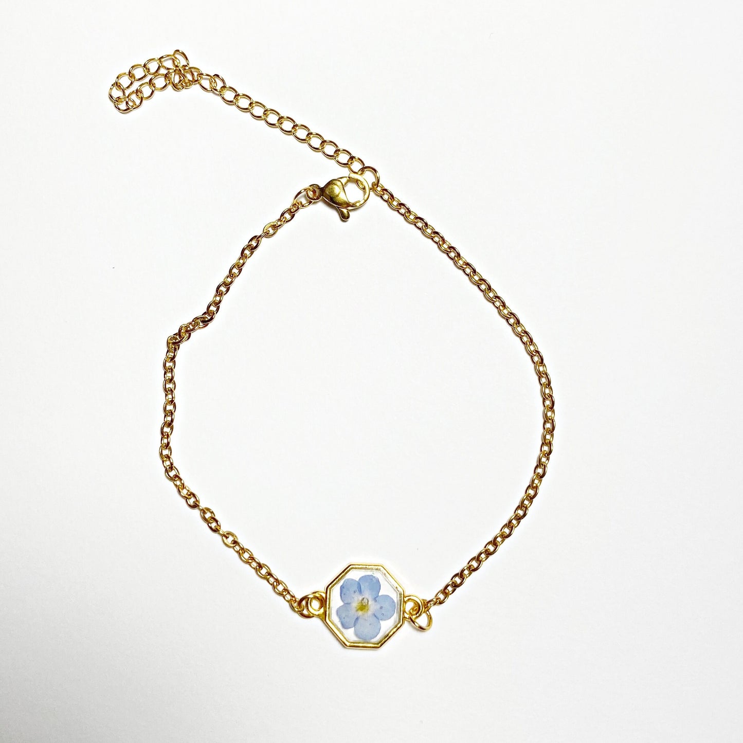 Bracelet Fleur Myosotis en Résine – Bijou Hexagonal Fait Main
