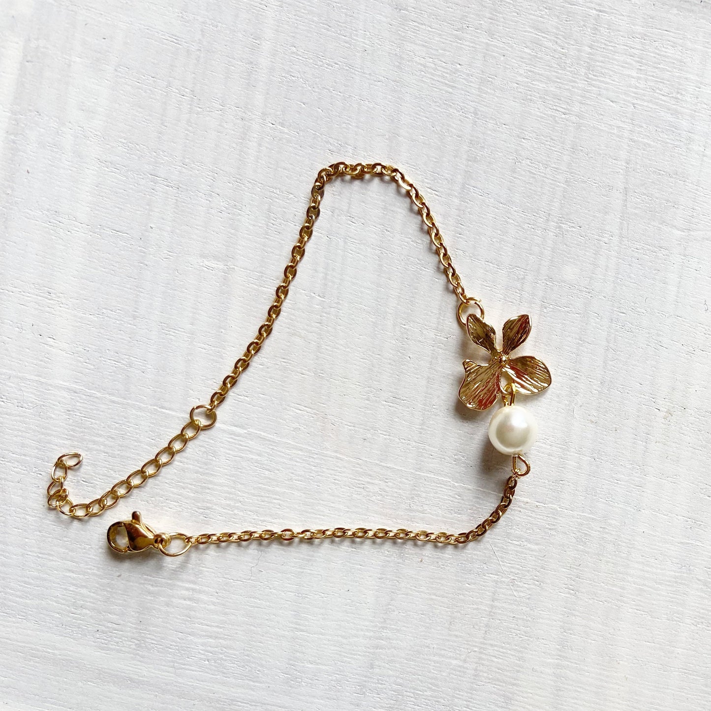 Collier orchidée dorée – Fleur délicate et perle ivoire en verre sur chaîne plaquée or d’ajustement