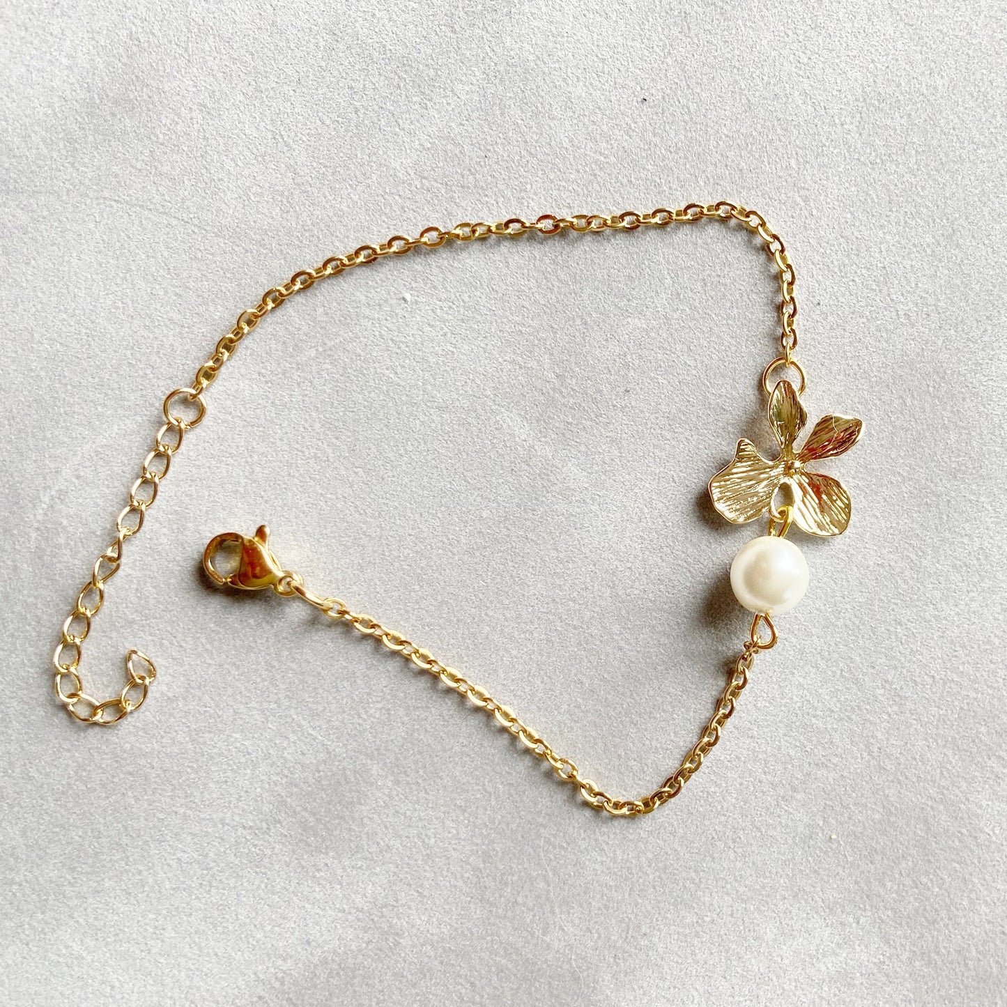Collier orchidée dorée – Fleur délicate et perle ivoire en verre sur chaîne plaquée or d’ajustement