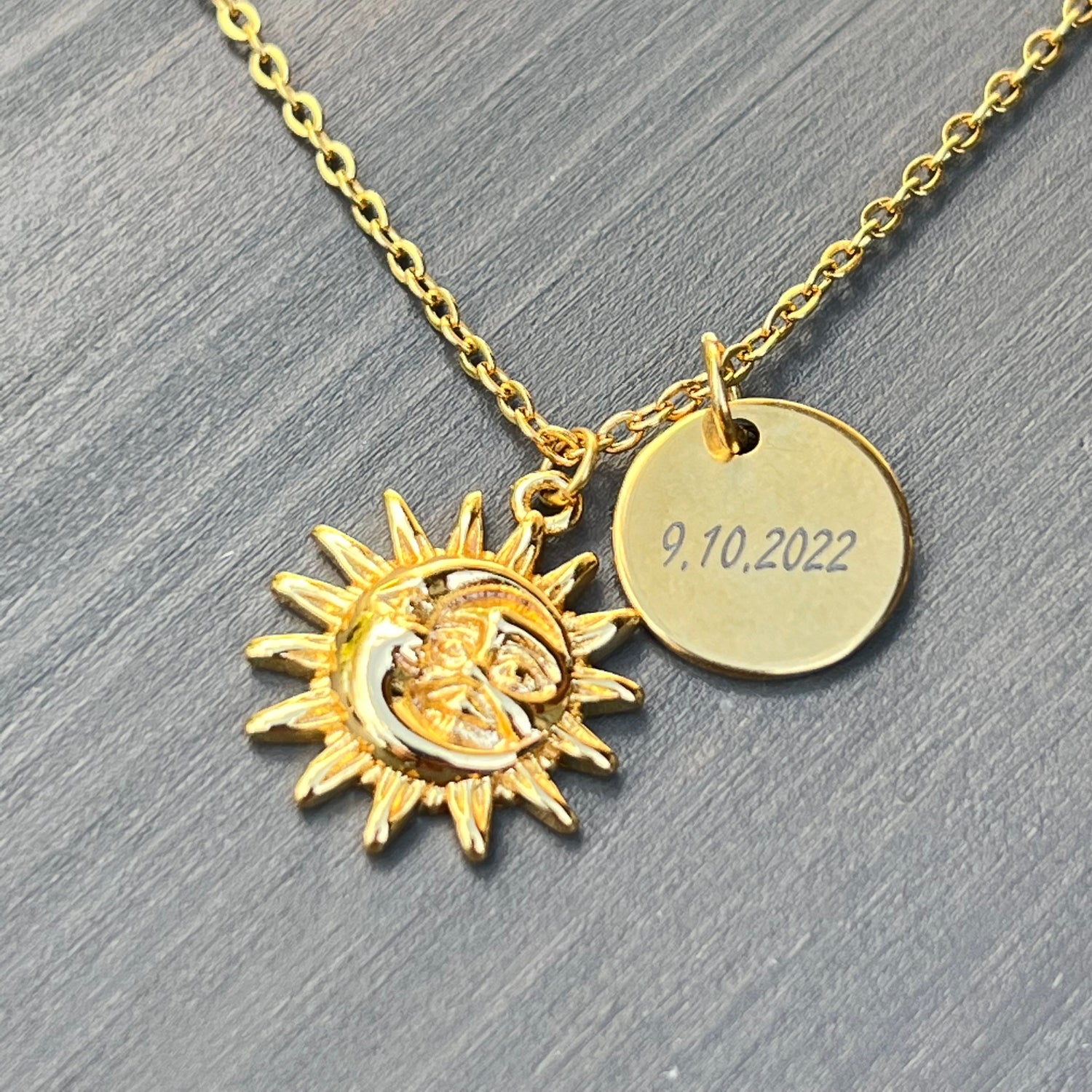 La gravure initiale du nom et de la date personnalise ce collier en acier inoxydable.