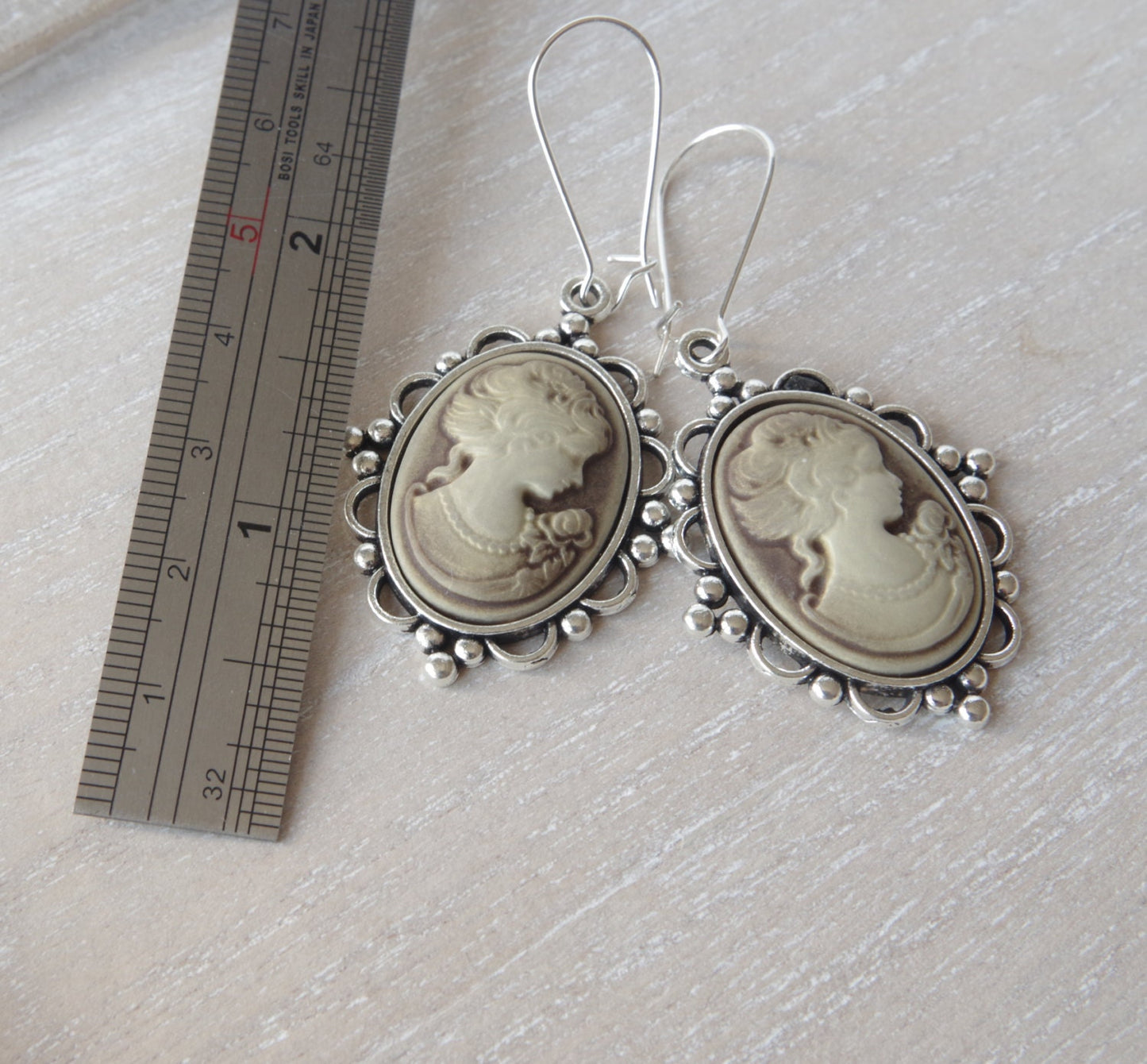 Longues Boucles d’Oreilles Victoriennes avec  Camée de Dame