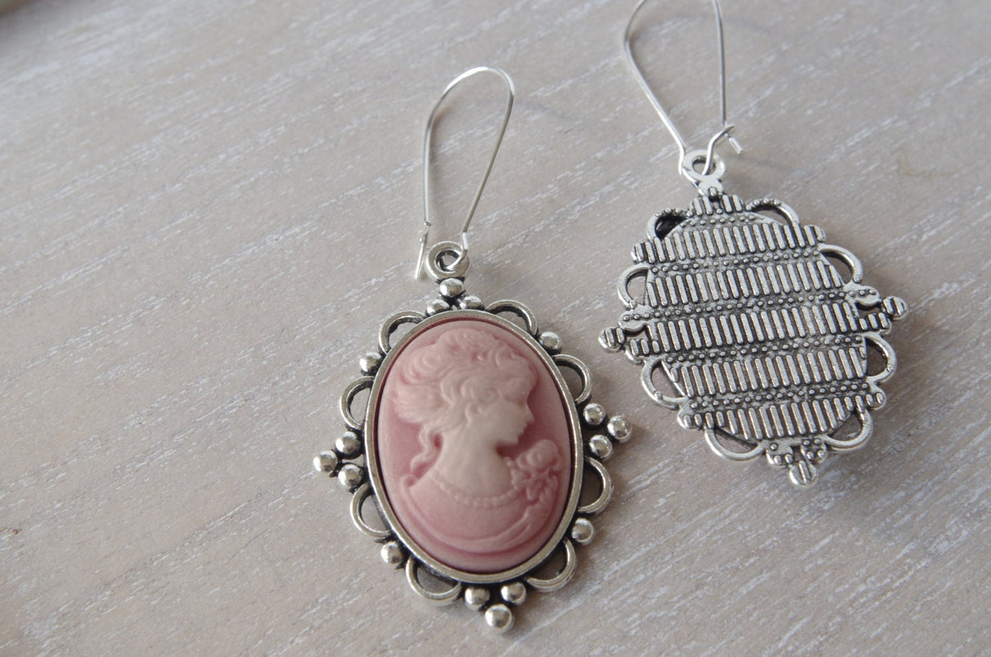 Boucles d’Oreilles Camée Rose – Portrait de Femme en Style Vintage Élégant