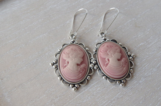 Boucles d’Oreilles Camée Rose – Portrait de Femme en Style Vintage Élégant