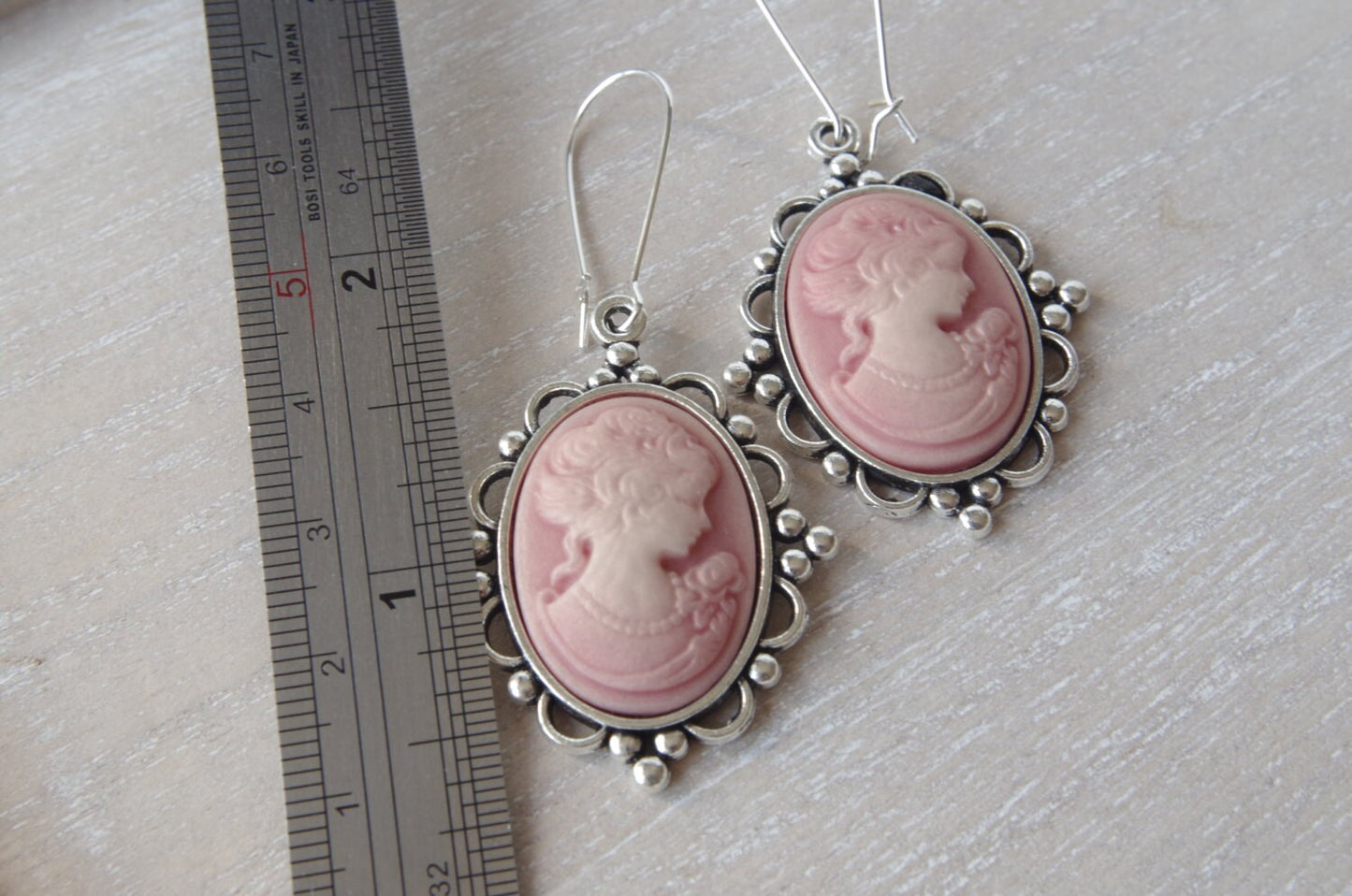 Boucles d’Oreilles Camée Rose – Portrait de Femme en Style Vintage Élégant