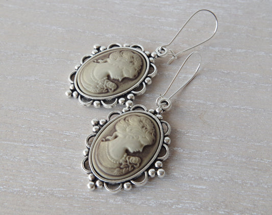 Longues Boucles d’Oreilles Victoriennes avec  Camée de Dame