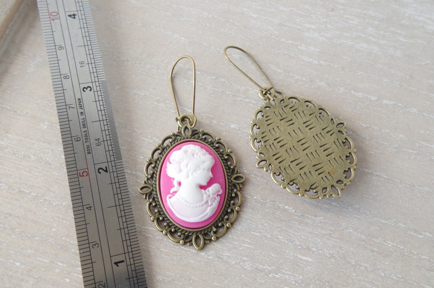 Boucles d’oreilles camée rose – Silhouette de jeune femme vintage, bijou élégant et romantique