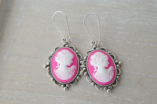 Boucles d’Oreilles Camée Rose – Portrait de Femme en Style Vintage Élégant