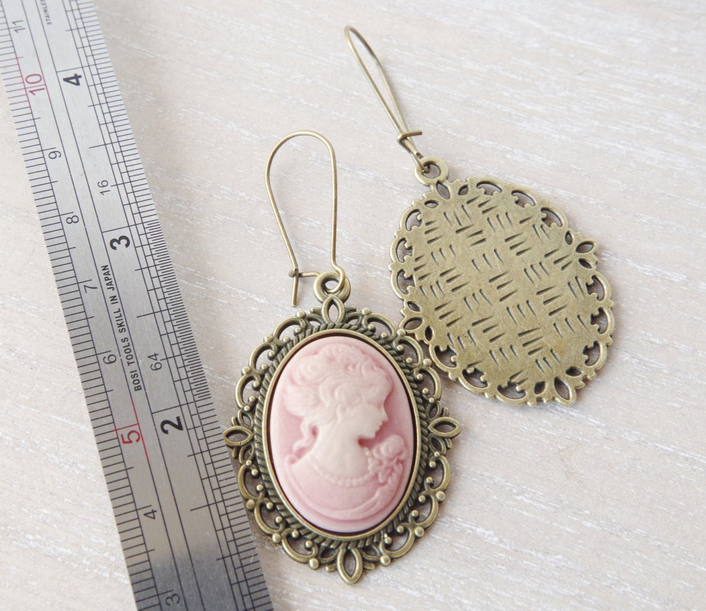Boucles d’oreilles portrait femme vintage en bronze