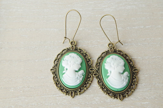 Boucles d’Oreilles Camée Verte – Portrait de Femme sur Fond Vert avec Monture en Bronze