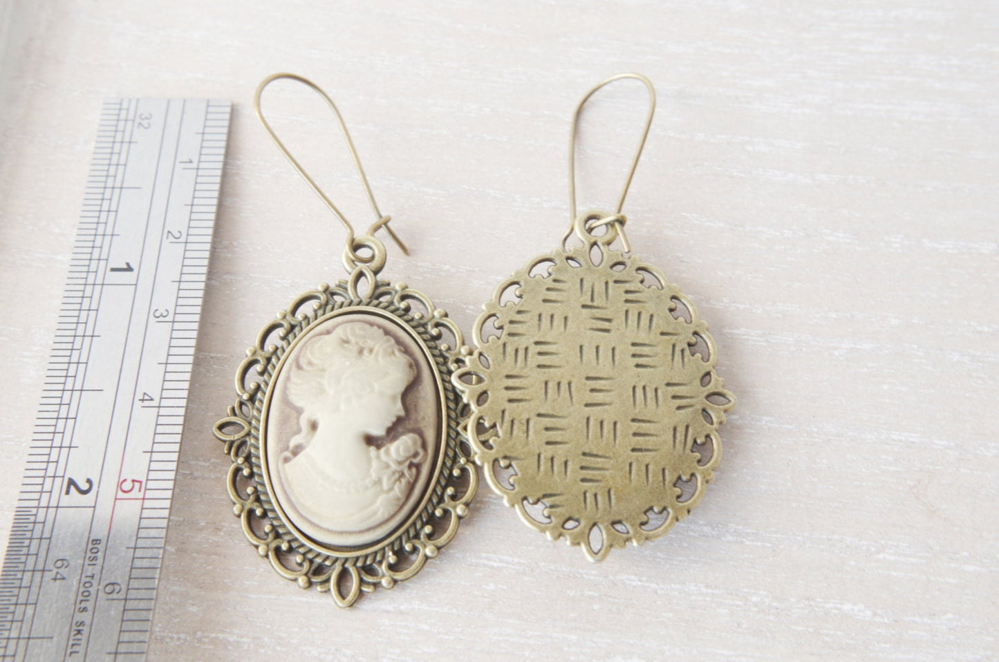 Boucles d’Oreilles Camée Bronze  Inspirées de l’Époque Victorienne