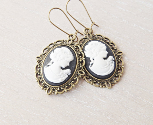 Boucles d’oreilles camée noires et blanc vintage – Crochet style ancien
