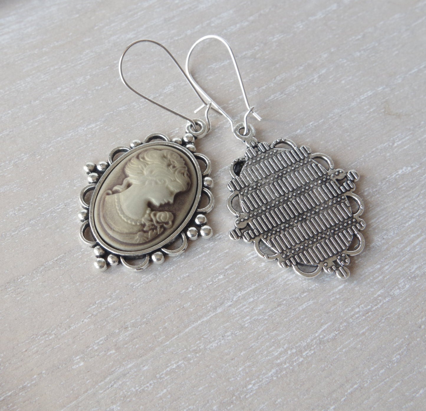 Longues Boucles d’Oreilles Victoriennes avec  Camée de Dame