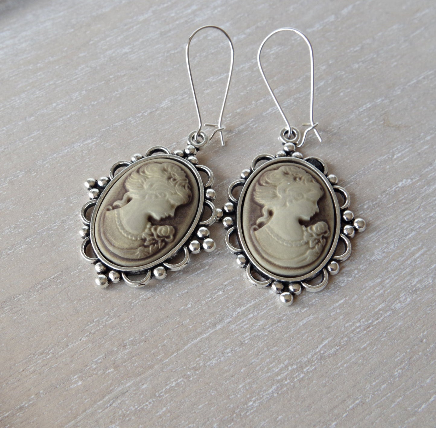 Longues Boucles d’Oreilles Victoriennes avec  Camée de Dame