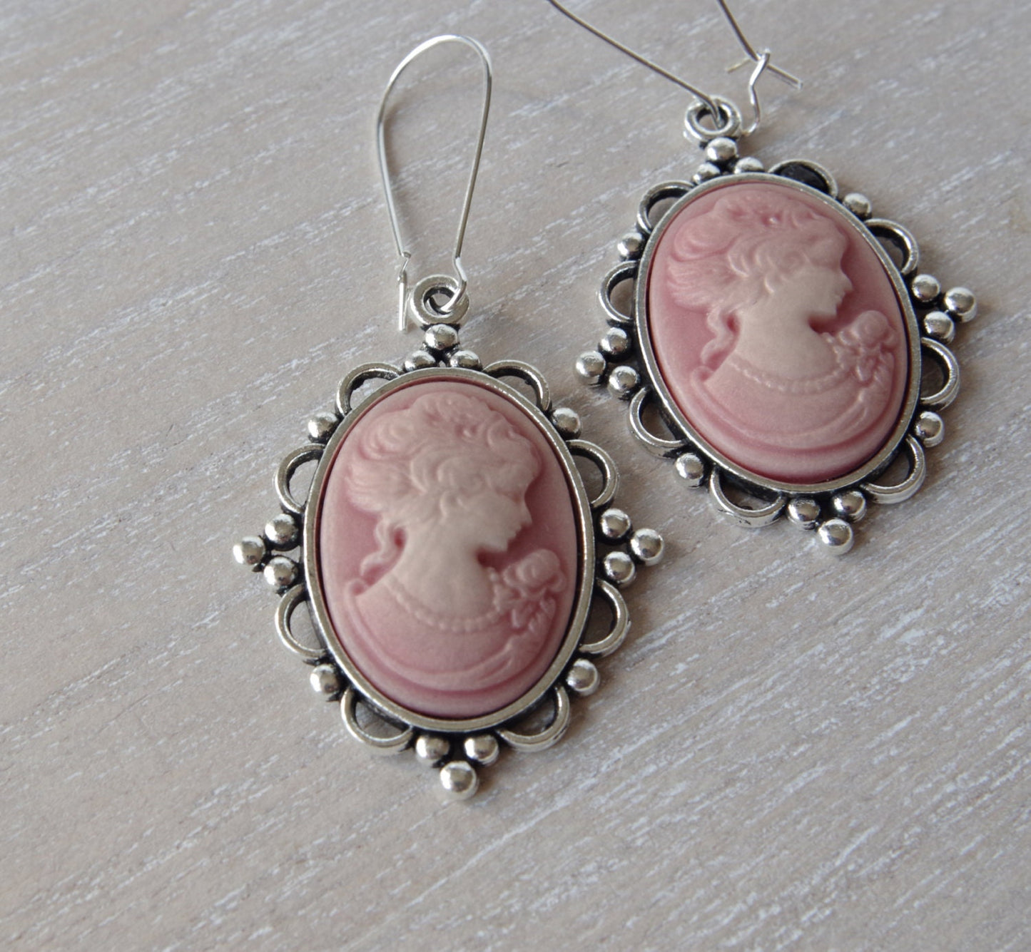 Boucles d’Oreilles Camée Rose – Portrait de Femme en Style Vintage Élégant