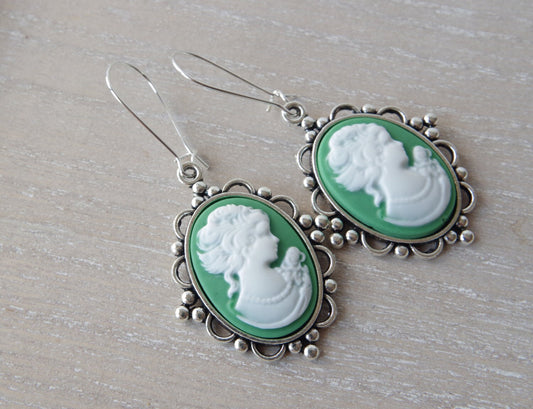 Boucles d’Oreilles Camée en Vert – Élégance Vintage et Silhouette de Dame Ivoire