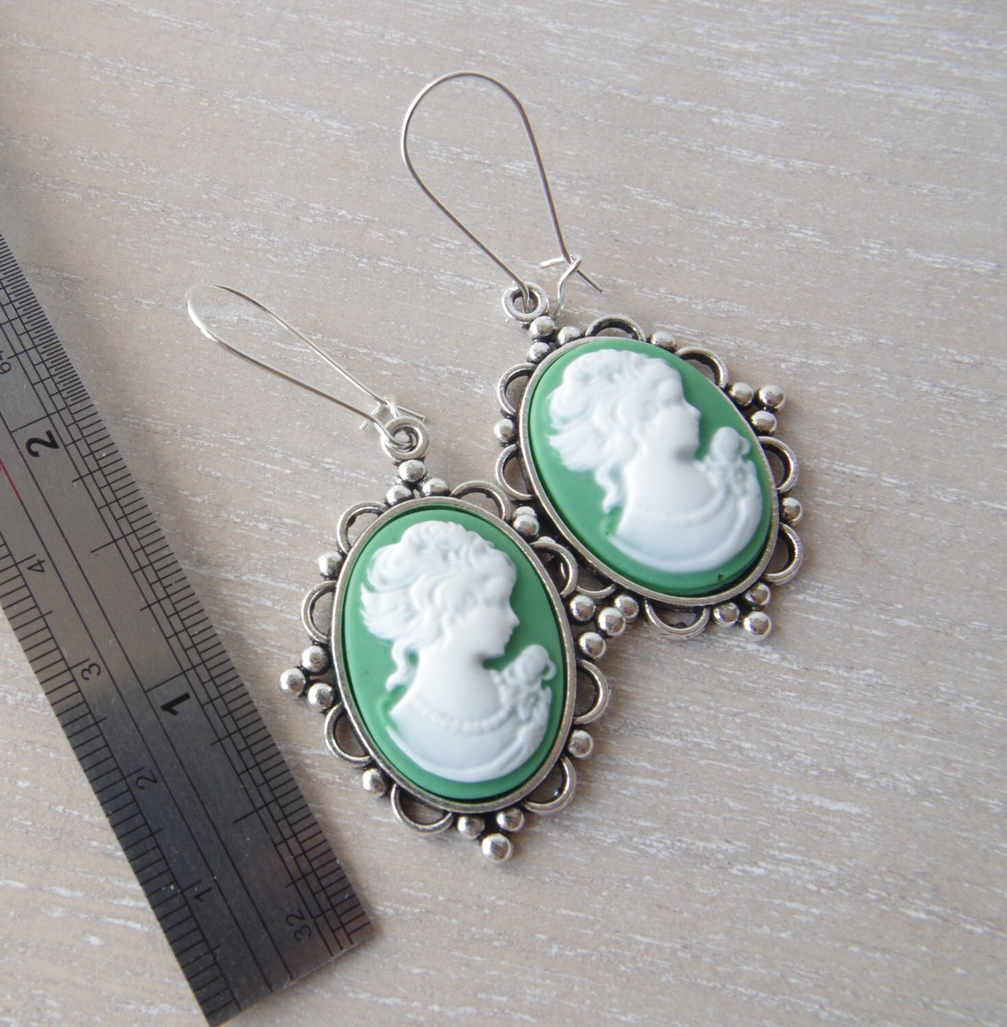 Boucles d’Oreilles Camée en Vert – Élégance Vintage et Silhouette de Dame Ivoire