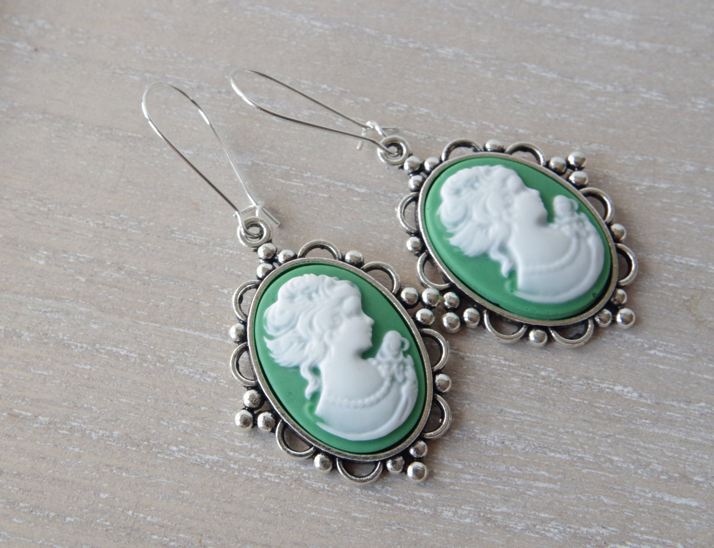 Boucles d’Oreilles Camée en Vert – Élégance Vintage et Silhouette de Dame Ivoire