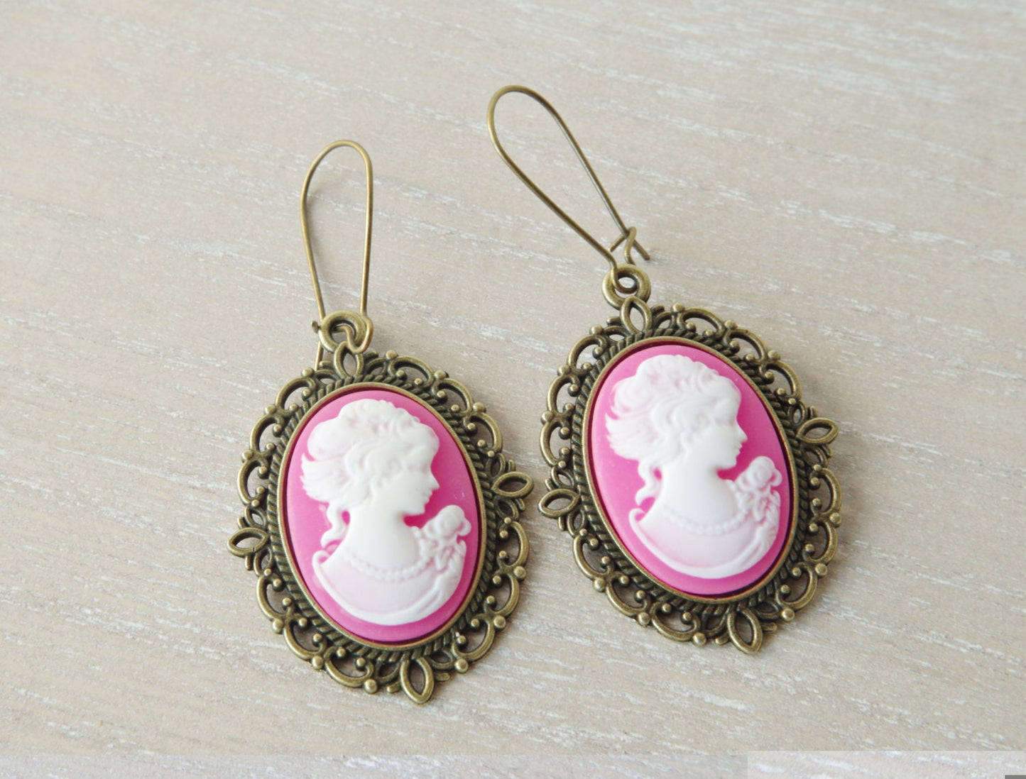 Boucles d’oreilles camée rose – Silhouette de jeune femme vintage, bijou élégant et romantique