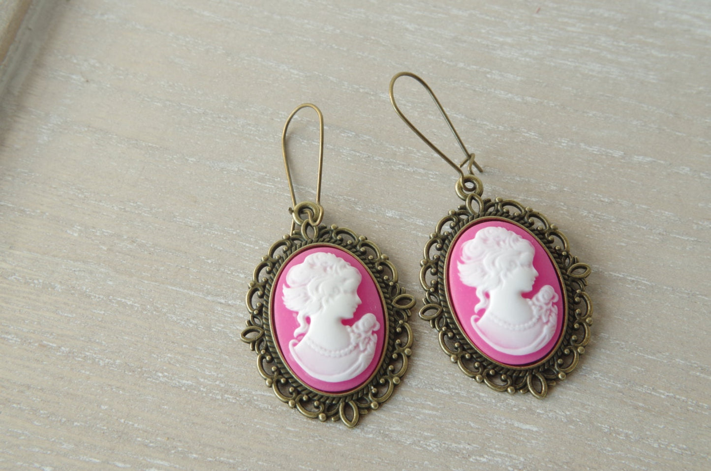 Boucles d’oreilles camée rose – Silhouette de jeune femme vintage, bijou élégant et romantique
