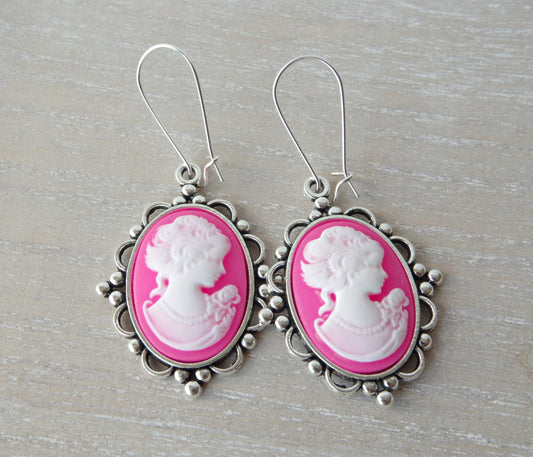 Boucles d’Oreilles Camée Rose – Portrait de Femme en Style Vintage Élégant