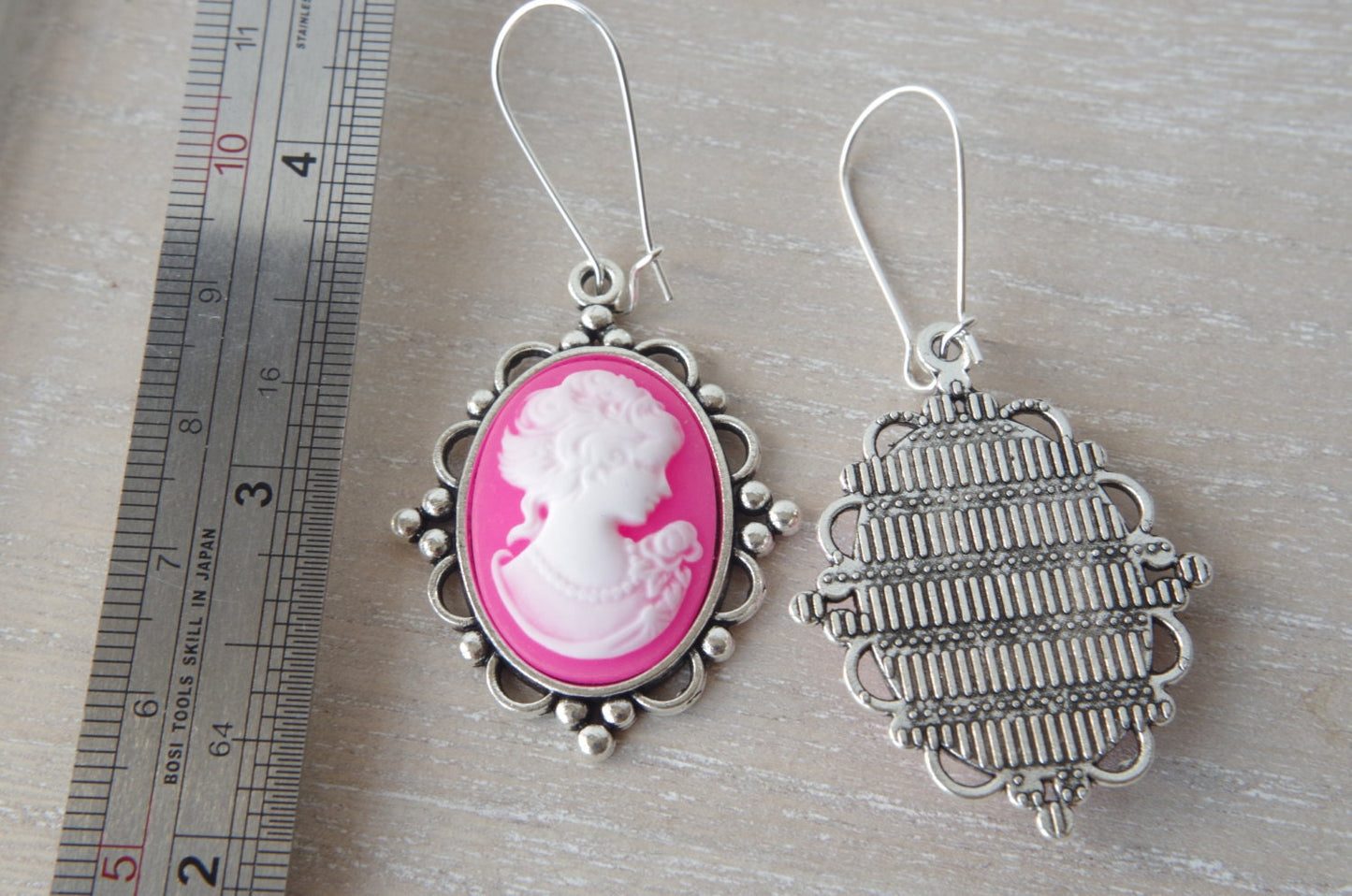 Boucles d’Oreilles Camée Rose – Portrait de Femme en Style Vintage Élégant