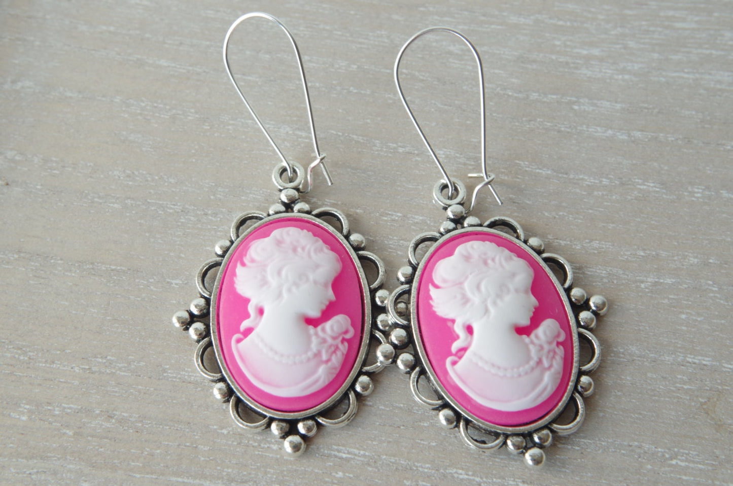 Boucles d’Oreilles Camée Rose – Portrait de Femme en Style Vintage Élégant
