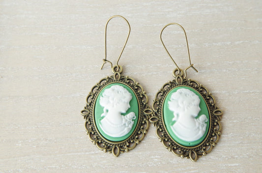 Boucles d’Oreilles Camée Verte – Portrait de Femme sur Fond Vert avec Monture en Bronze