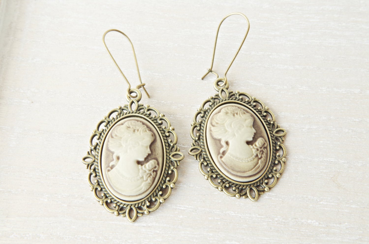 Boucles d’oreilles camée bronze avec monture bronze style victorien