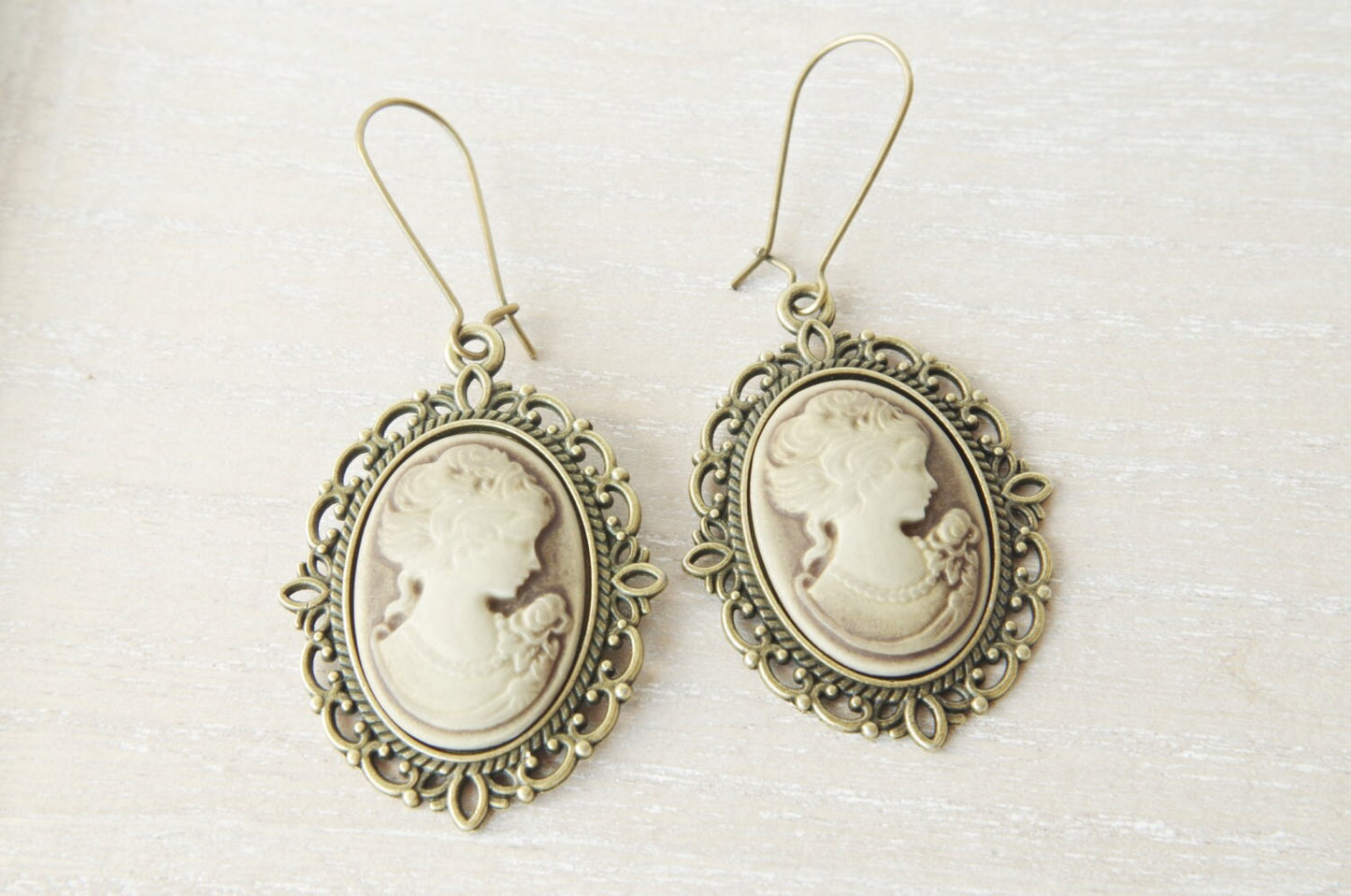 Boucles d’Oreilles Camée Bronze  Inspirées de l’Époque Victorienne