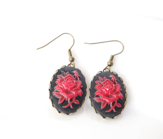 Mystère & Élégance : boucles d’oreilles gothiques camée avec rose rouge sculptée sur fond noir, monture bronze au style victorien – légères, uniques, ensorcelantes.