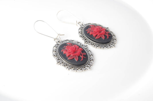 Boucles d’oreilles gothiques camée – rose rouge intense sur fond noir, monture argentée en acier inoxydable : élégance obscure, confort moderne.