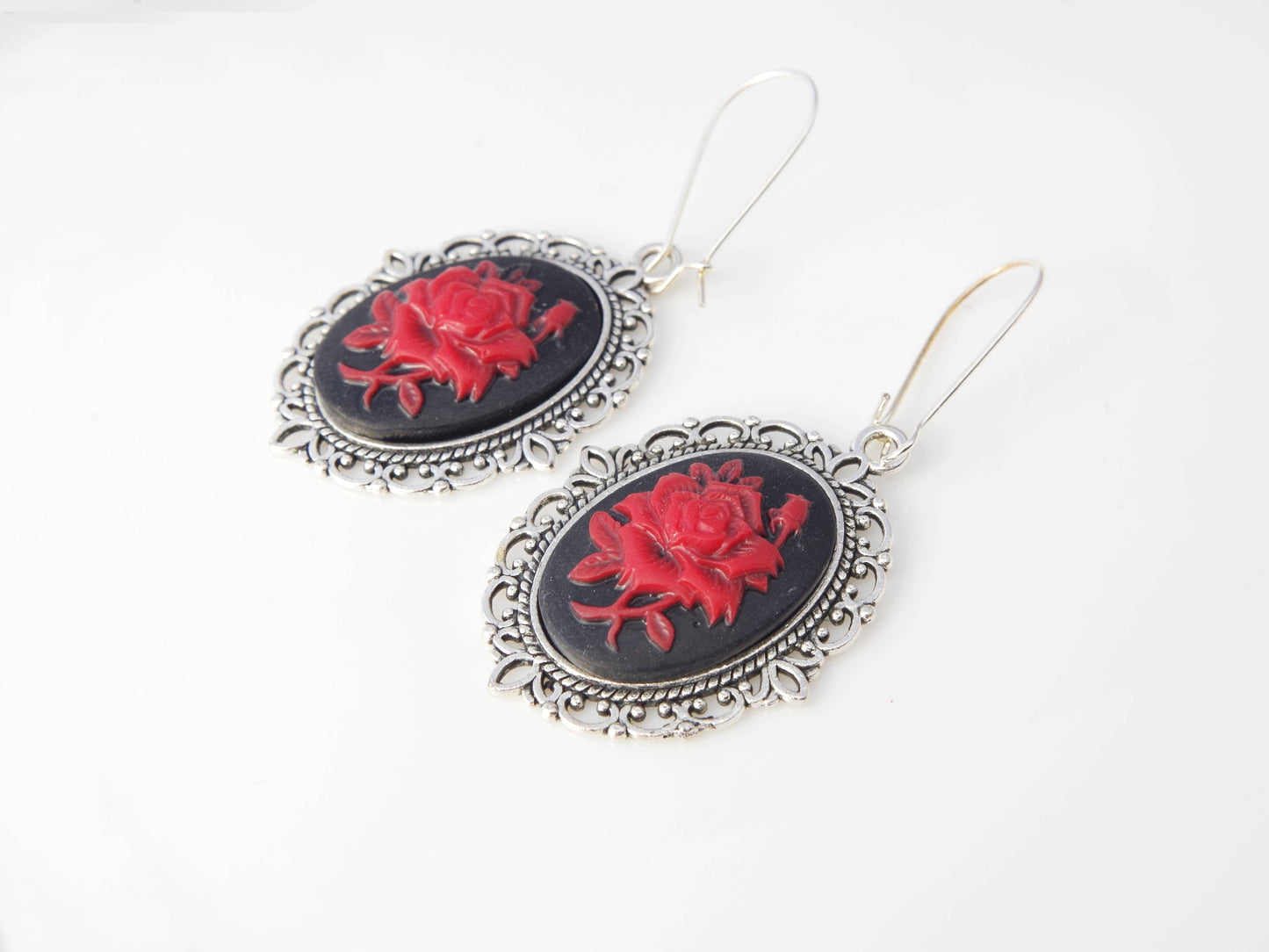 Boucles d’oreilles camée argentées – Rose rouge sur fond noir en acier inoxydable