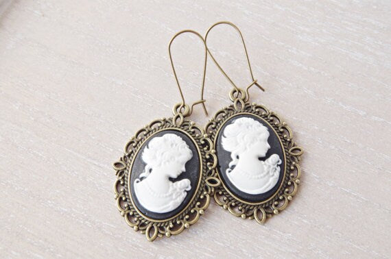 Boucles d’oreilles camée noires et blanc vintage – Crochet style ancien