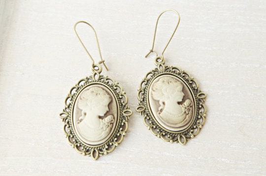 Boucles d’Oreilles Camée Bronze  Inspirées de l’Époque Victorienne